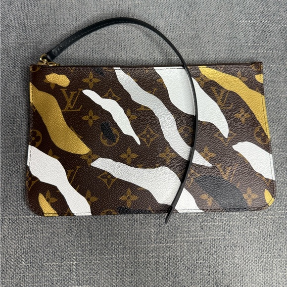 Louis Vuitton Neverfull monogram LOL wristlet pouch - Picture 3 of 7